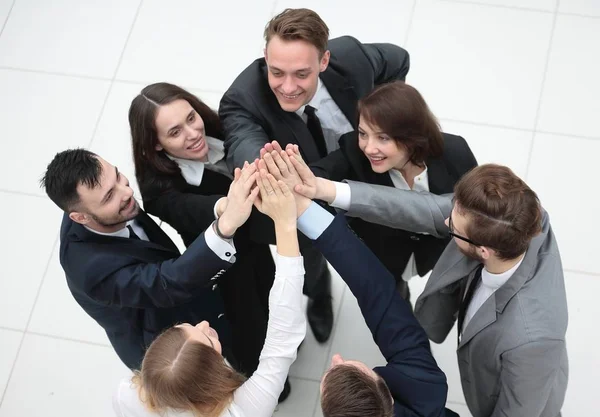 Zbliżenie. radosny zespół biznesowy ze złożonymi dłońmi — Zdjęcie stockowe