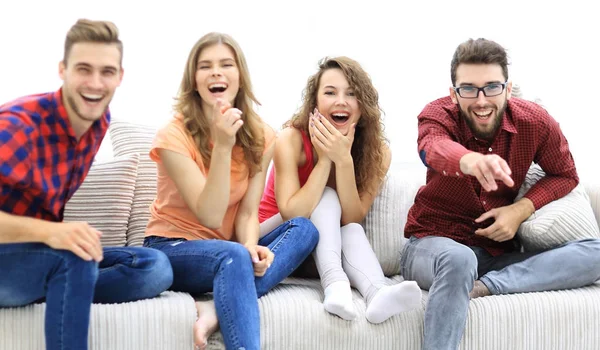 Gruppe fröhlicher Freunde, die ihren Lieblingsfilm ansehen — Stockfoto
