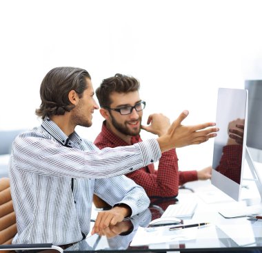 Masa başında oturan iş arkadaşları.