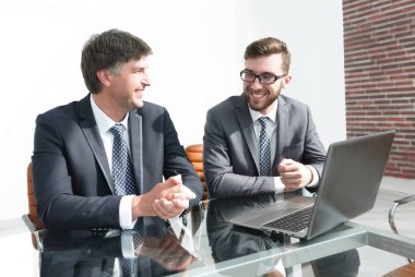 Office masada oturan iki iş adamları portresi