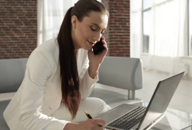 iş kadını mali belgeleriyle çalışma