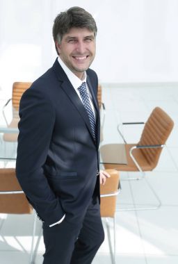 işadamı bir boş ofis zemin üzerine