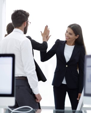 Birbirimizi beş yüksek veren çalışanlar.