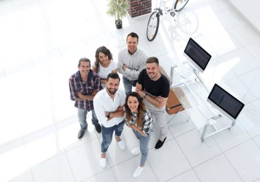 iş takım ayakta yakınındaki masaüstüne