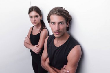 duvarın yanında ciddi genç çift ayakta