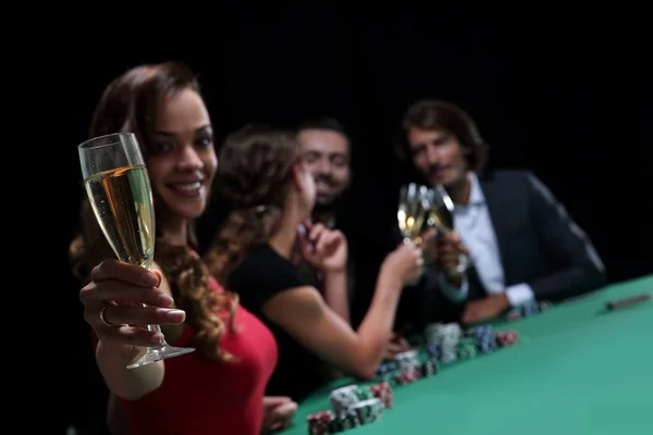 Chica bebiendo cóctel en el casino — Foto de Stock