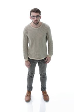 ciddi bir genç adam portresi. Fotoğrafta tam uzunlukta