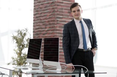 işadamı yeni ofisinde