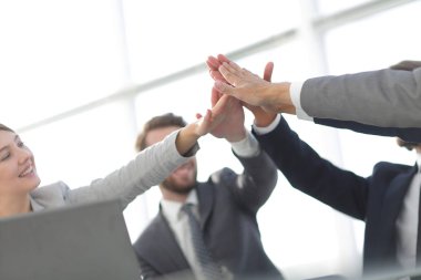 Çak bir beşlik Office vererek mutlu iş takım