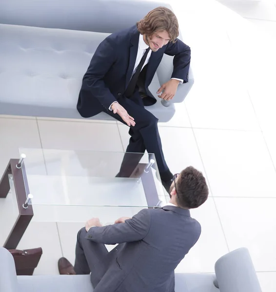 Två affärsmän diskuterar på arbetsplatsen — Stockfoto