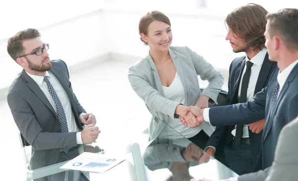 Handshake mulheres de negócios com parceiro de negócios — Fotografia de Stock