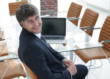 gülümseyen Yöneticisi Toplantı salonunun içinde çalışma masası, oturma.