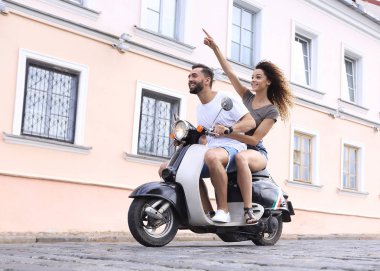 Mutlu çift retro motosiklet sürme tam uzunlukta yan görünüm