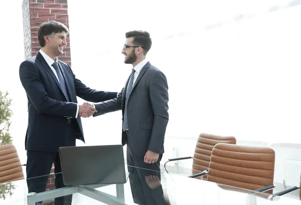 Socios comerciales de reuniones en la oficina . — Foto de Stock