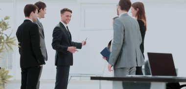 Büro hayatı. iş takım bir iş sunumu için hazırlanıyor