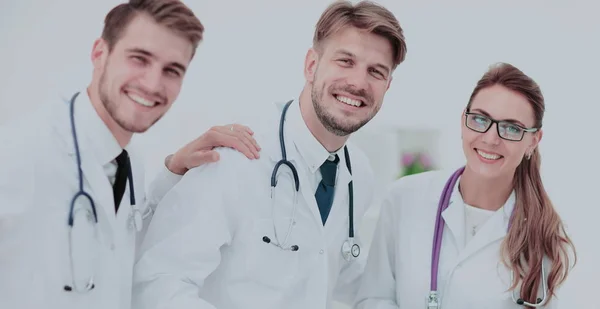 Портрет группы улыбающихся врачей, работающих вместе и улыбающихся — стоковое фото