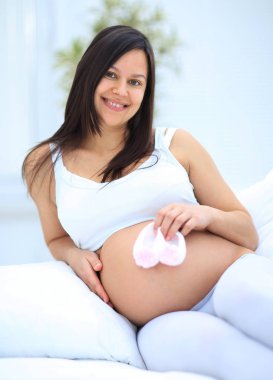 oturma odasında güzel hamile kadın.