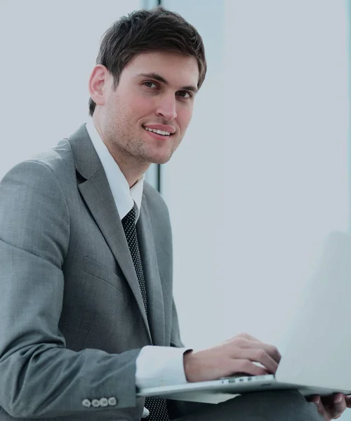 Primo piano di un giovane blogger di successo con un computer portatile aperto — Foto Stock