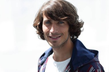 portre. şık bir ekose gömlekli adam. yakın çekim.