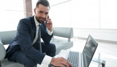 ön plan işadamı Smartphone'da konuşuyor