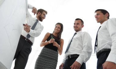 bir şey onun arkadaşları için bir beyaz tahta üzerinde gösterilen iş adamı