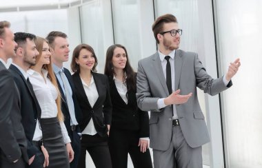 işadamı ve bir grup genç iş adamları