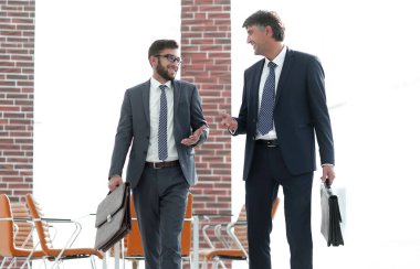 Bina ve konuşmayı ofisinde yürürken iş ortakları