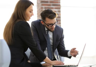 iki iş arkadaşlarınızla eğlenceli tartışırken bir dizüstü bilgisayar üzerinde proje