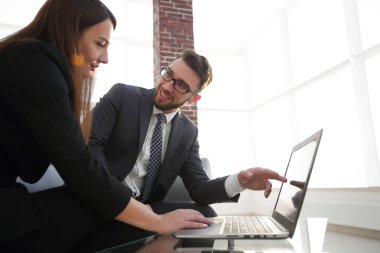 Genç tasarımcılar modern ofiste çalışan birkaç