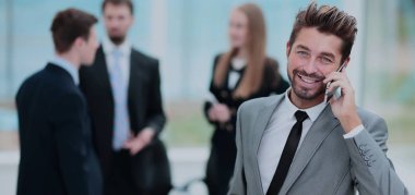 İş ve ofis kavramı - gülümseyen iş çalışma