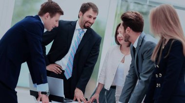 Çalışma ve birlikte toplantıda içinde tartışırken iş adamları