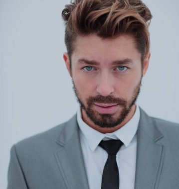 Beyaz backgrou üzerinde bir gülümseyen yakışıklı işadamı portresi