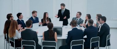 İş dünyası lideri alkışlıyor ve gülümsüyor