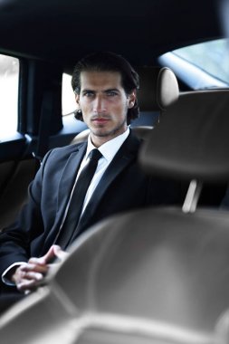 rahat bir arabada oturan işadamı