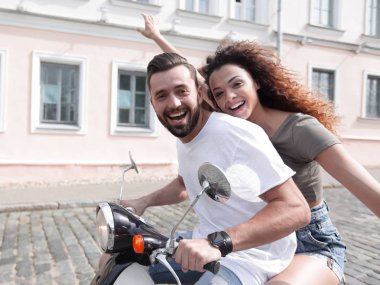 Genç çift bir scooter sürme ve having fun