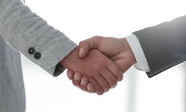 Beyaz arka planda izole edilmiş iş adamları el sıkışıyor