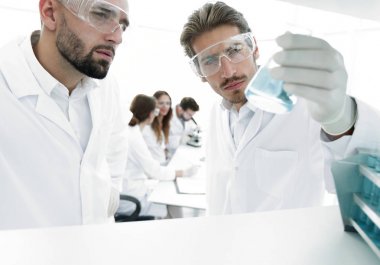 portre. bilim adamı ve cam tüp çözümde eğitim asistanı