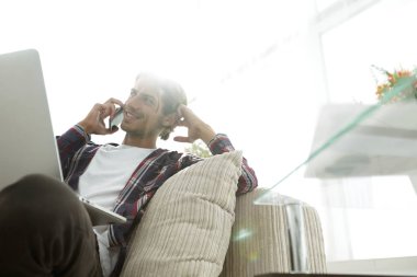 başarılı bir adam bir Smartphone-e doğru bahsediyoruz Close-Up
