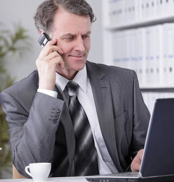 Homme d'affaires ayant une conversation téléphonique sur le lieu de travail — Photo