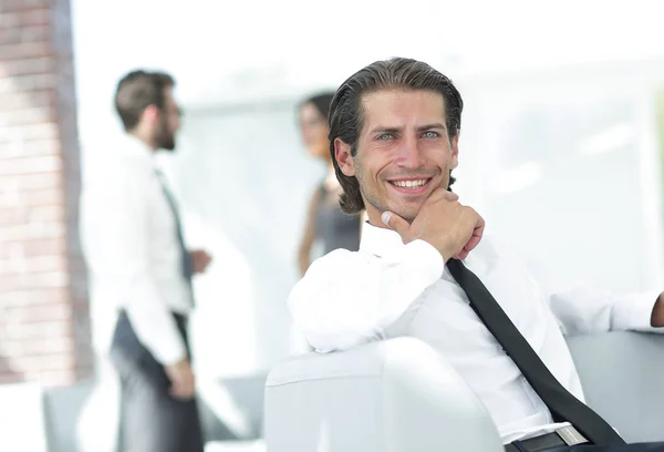 Retrato de empresario pensativo sobre fondo borroso . — Foto de Stock