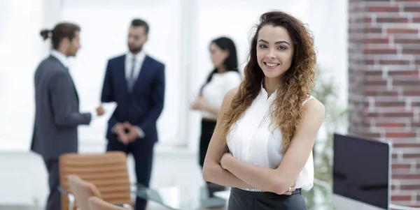 Mujer hermosa en el fondo de la gente de negocios . — Foto de Stock