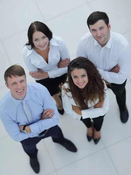Equipe de negócios bem sucedida olhando para cima — Fotografia de Stock