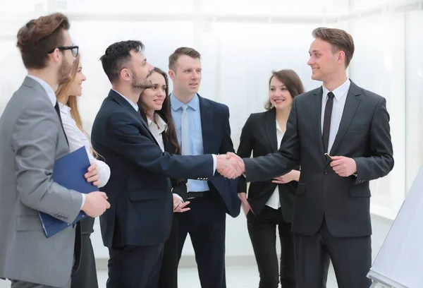 Obchodní tým se zabývá obchodními partnery handshake — Stock fotografie