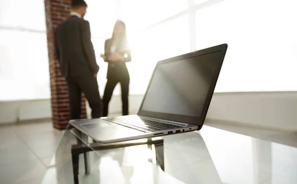 Mesa de espaço de trabalho funciona no escritório com um computador — Fotografia de Stock