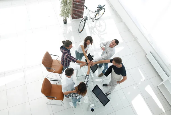 Equipo exitoso con las manos juntas — Foto de Stock