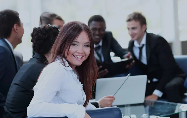 Hermosa mujer joven mirando a la cámara con sonrisa a la moderna — Foto de Stock