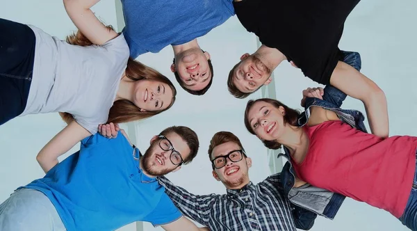 Tiefansicht glücklicher Männer und Frauen, die zusammen im Kreis stehen — Stockfoto