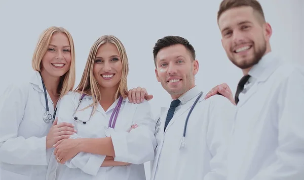 Команда медичних працівників, дивлячись на камеру, посміхається . — стокове фото