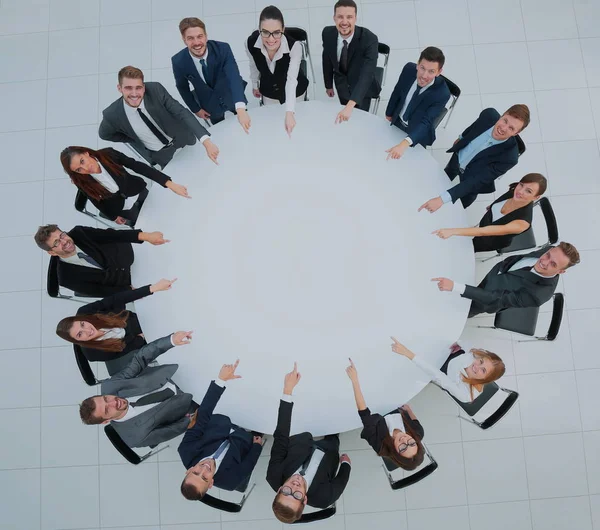 ビジネス チームは、自国で座っている白い背景のラウンド テーブル. — ストック写真