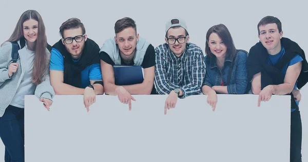 Ganztägiges Porträt selbstbewusster College-Studenten, die leere Plakatwand vor weißem Hintergrund zeigen — Stockfoto